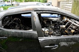 Auto door brand verwoest in Zaandam, politie kamt wijk uit