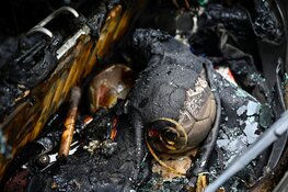 Auto door brand verwoest in Zaandam, politie kamt wijk uit