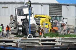 Kraan omgevallen in Achtersluispolder in Zaandam
