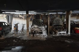 Brand in parkeergarage in Zaandam, bewoners op straat