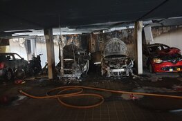 Brand in parkeergarage in Zaandam, bewoners op straat