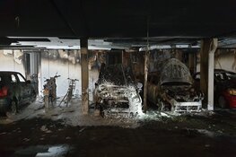 Brand in parkeergarage in Zaandam, bewoners op straat
