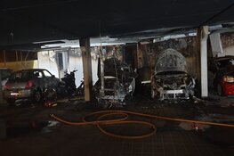 Brand in parkeergarage in Zaandam, bewoners op straat