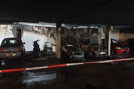 Brand in parkeergarage in Zaandam, bewoners op straat