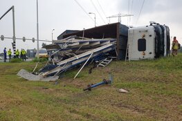 Vrachtwagen gekanteld in Oostzaan