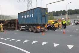 Vrachtwagen gekanteld in Oostzaan