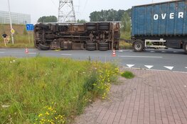 Vrachtwagen gekanteld in Oostzaan
