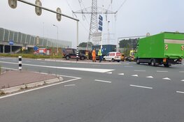 Vrachtwagen gekanteld in Oostzaan