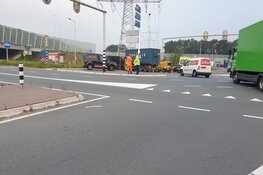 Vrachtwagen gekanteld in Oostzaan