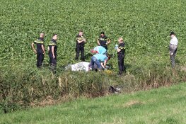 Motorrijder valt van dijk in Assendelft