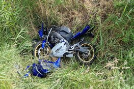 Motorrijder valt van dijk in Assendelft