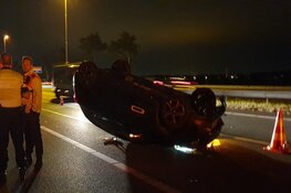 Auto op z'n kop op A7 na ongeval Wijdewormer