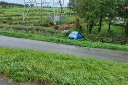 Auto raakt van de weg in Assendelft