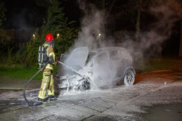 Auto vliegt tijdens rijden in brand