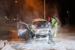 Auto vliegt tijdens rijden in brand