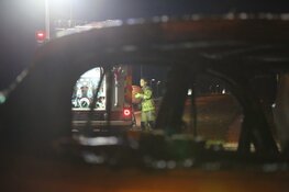 Auto vliegt tijdens rijden in brand