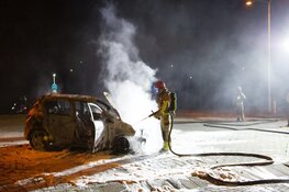 Auto vliegt tijdens rijden in brand