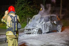 Auto vliegt tijdens rijden in brand