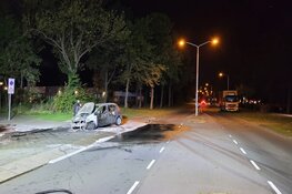 Auto vliegt tijdens rijden in brand