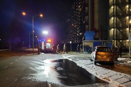 Auto vliegt tijdens rijden in brand