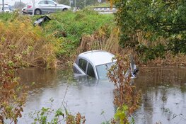 Automobiliste maakt stuurfout en raakt te water in Zaandijk