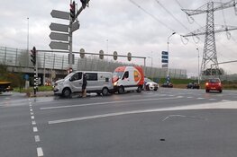 Ongeval met twee bestelbusjes in Oostzaan