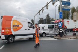 Ongeval met twee bestelbusjes in Oostzaan