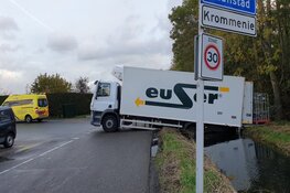 Vrachtwagen aan de rol tijdens laden en lossen