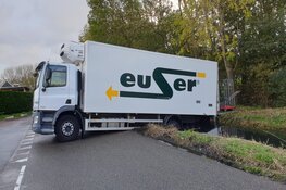 Vrachtwagen aan de rol tijdens laden en lossen