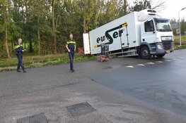 Vrachtwagen aan de rol tijdens laden en lossen