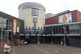 Kuijs Reinder Kakes makelaars en NH1816 trakteren op 1500 drankjes in het Zaantheater