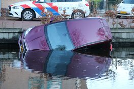 Auto half te water in Oostzaan