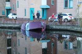 Auto half te water in Oostzaan
