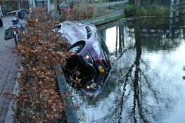 Auto half te water in Oostzaan