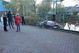 Auto half te water in Oostzaan