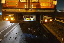 Auto rijdt achterop vrachtwagen