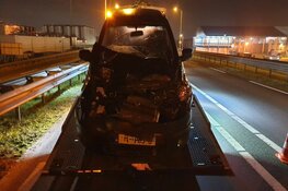 Auto rijdt achterop vrachtwagen