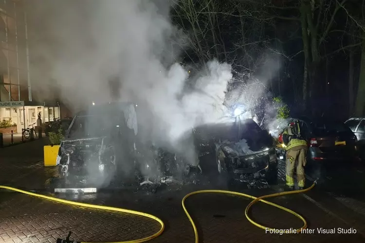 Drie auto&#39;s door brand verwoest in Zaandam-Kogerveld