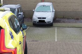 Moeder rijdt achteruit over eigen kindje heen in Wormer