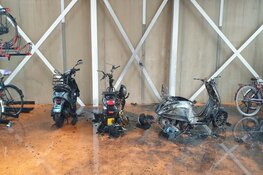 Brandende scooters op Stadhuisplein Zaandam