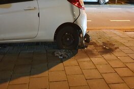 Brandweer weet erger te voorkomen bij autobrand, vermoedelijk brandstichting