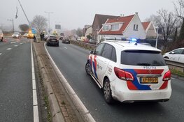 Automobiliste rijdt tegen lantaarnpaal in Krommenie