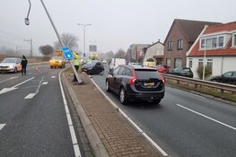 Automobiliste rijdt tegen lantaarnpaal in Krommenie