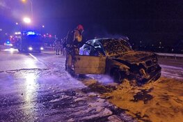 Auto vliegt in brand op N246 bij Westzaan