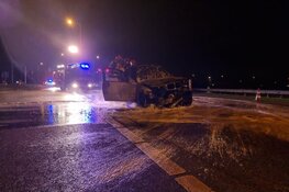 Auto vliegt in brand op N246 bij Westzaan
