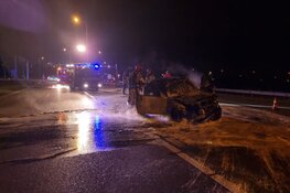 Auto vliegt in brand op N246 bij Westzaan