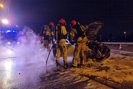 Auto vliegt in brand op N246 bij Westzaan
