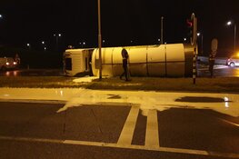 Melkwagen gekanteld in Wormerveer, weg onder de melk
