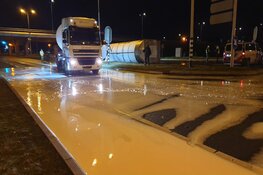 Melkwagen gekanteld in Wormerveer, weg onder de melk
