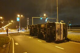 Melkwagen gekanteld in Wormerveer, weg onder de melk